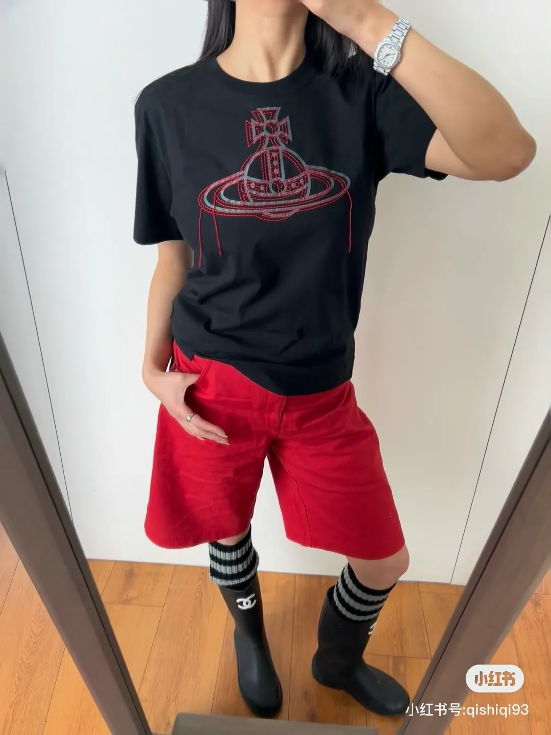 vivienne Westwood Queen Mother's new 2025 spring and summer Japanese limited-edition tassel embroidered short-sleeved T-shirt. The appearance of the appearance reveals the uninhibited image and high street trends. It has a loose and casual style, a short front and long back design, a small slit on the hem on both sides, and the iconic Saturn shape on the chest. The cross crown ball is added with a very futuristic satellite ring, just like Saturn, which collides with the prominent colors of the clothes. The non-overlapping Saturn pattern is outlined with red embroidery, which is visually dazzling. It also has a few tassels to complete the unconventional personality. 240g 32 count high-density double yarn cotton, comfortable and breathable fabric Size: XS-L Color: white, black